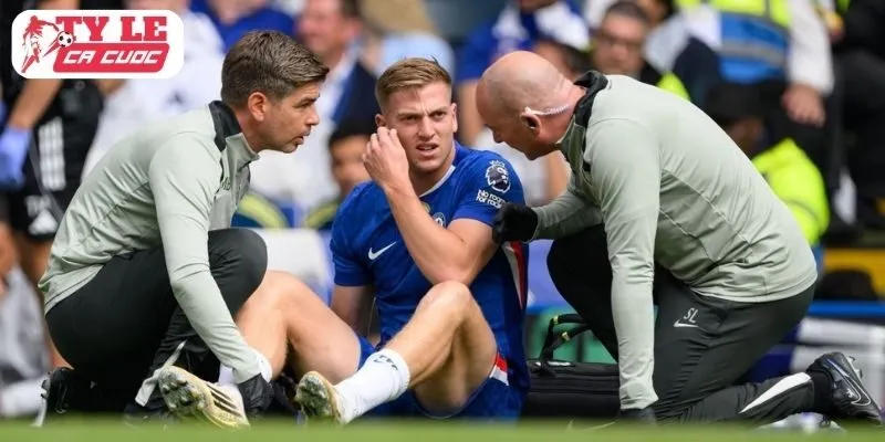 Delap gục ngã sớm, Chelsea rối loạn ngay trên sân