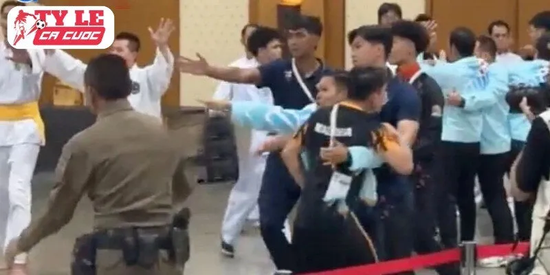 Khiếu nại thất bại, xô xát bùng nổ ngay trên sàn đấu