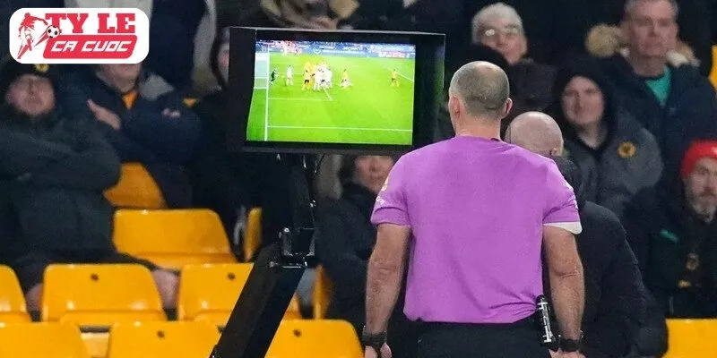 Quyết định chậm chạp khiến niềm tin vào VAR tiếp tục lung lay