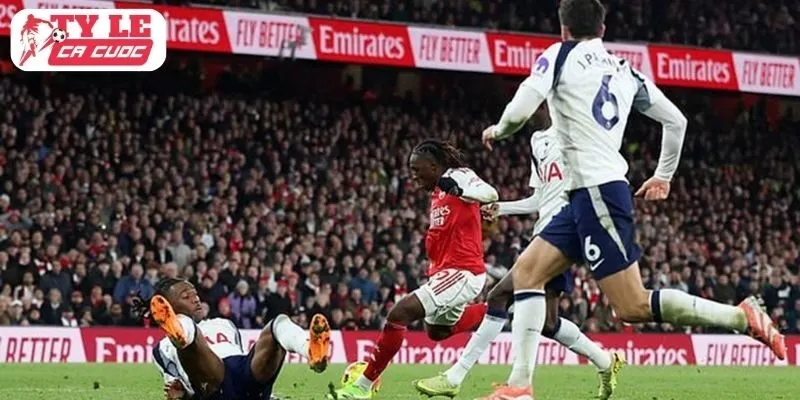 Spurs vỡ cấu trúc trước những pha xâm nhập trực diện